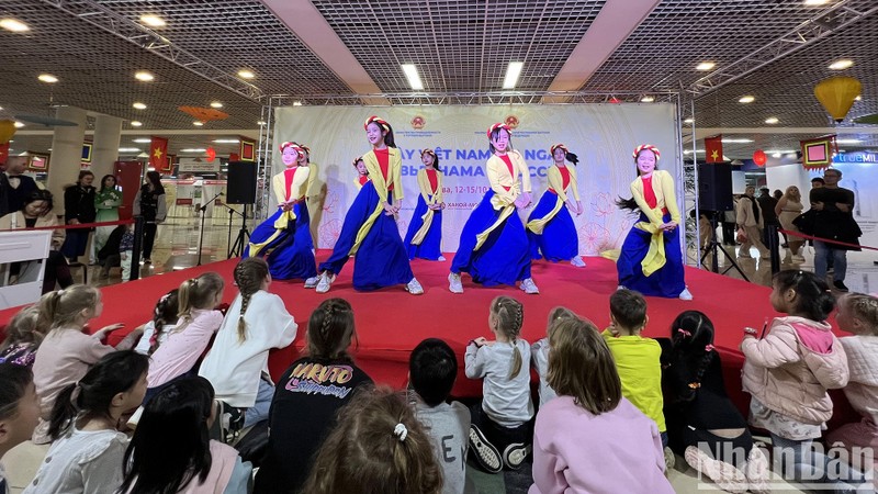 Un spectacle lors de la « Journée du Vietnam en Fédération de Russie ». Photo : NDEL.