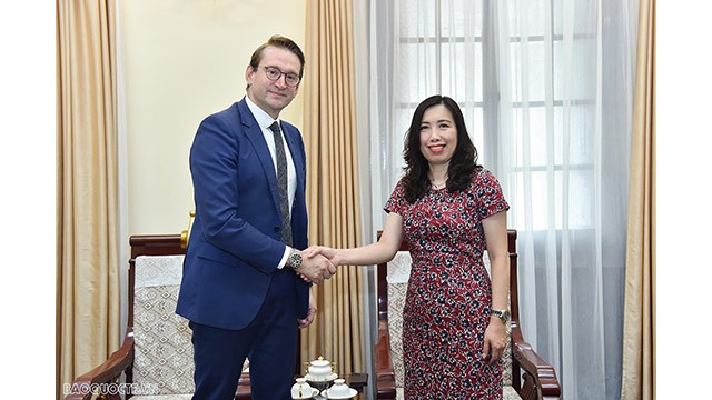 La vice-ministre vietnamienne des Affaires étrangères, Lê Thi Thu Hang (à droite) et le consul honoraire du Vietnam en Autriche. Photo : baoquocte.vn