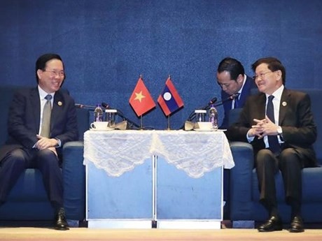 Le Président vietnamien, Vo Van Thuong (à gauche) rencontre le Secrétaire général du Parti populaire révolutionnaire du Laos (PPRL) et Président lao, Thongloun Sisoulith. Photo : VNA.