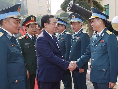 Le Président de l’Assemblée nationale, Vuong Dinh Huê et des dirigeants de l'Armée de défense anti-aérienne et de l'air. Photo : VNA.