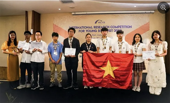 Les élèves vietnamiens remportent 1 médaille d'argent et 1 médaille de bronze lors du Concours international de recherche pour jeunes scientifiques. Photo : giaoducthoidai.vn