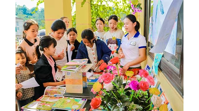 Les élèves lors de la fête de la lecture dans la province de Hoà Binh. Photo : thoidai.com.vn