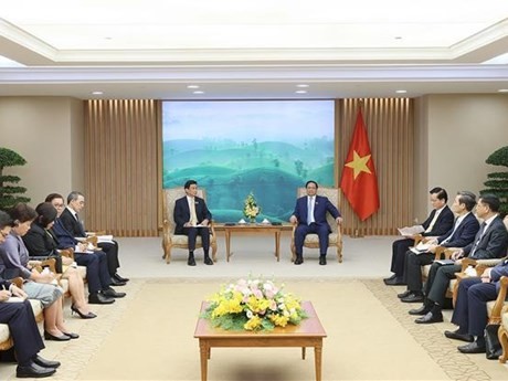 Le Premier ministre Pham Minh Chinh (à droite) reçoit à Hanoï le vice-Premier ministre et ministre thaïlandais des Affaires étrangères, Parnpree Bahiddha-Nukara. Photo : VNA