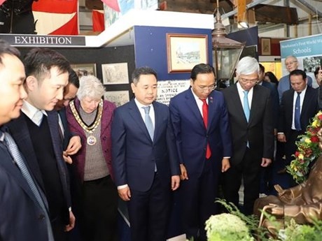 L'ambassade du Vietnam au Royaume-Uni et les délégations vietnamiennes ont visité et déposé des fleurs au mémorial du Président Hô Chi Minh sur le quai ouest du port de Newhaven. Photo : VNA