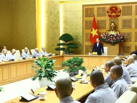 Le Vice-PM Trân Luu Quang rencontre des représentantes de la Sangha bouddhiste du Vietnam. Photo : VNA