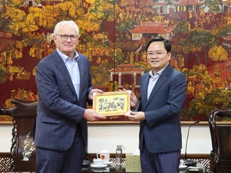 Le secrétaire du Comité provincial du Parti de Bac Ninh (Nord) Nguyen Anh Tuan (droite) offre un tableau à John Neuffer, président de l'Association de l'industrie des semi-conducteur des États-Unis. Photo : VNA
