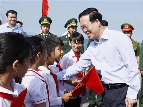 Le Président Vo Van Thuong rend visite à Cô Tô (Quang Ninh)