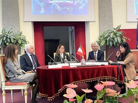 La séance de travail entre la maire adjointe de Turin, Mme Michela Favaro et Vo Van Hoan, vice-président du Comité populaire de la ville. Photo : VNA