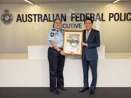 Le vice-ministre Le Quoc Hung et la vice-commandante de la Police fédérale australienne (AFP) Lesa Gale. Photo : VNA