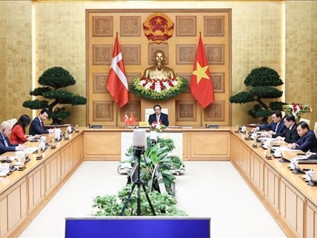 Dans la soirée du 1er novembre, le Premier ministre Pham Minh Chinh a eu un entretien en ligne avec son homologue danoise, Mette Frederiksen. Photo : VNA.