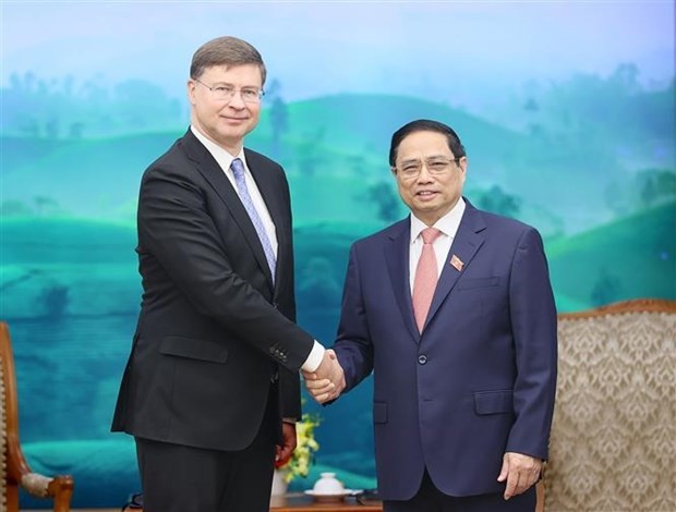 Le Premier ministre Pham Minh Chinh (à droite) et le vice-président de la Commission européenne (CE) et commissaire européen au Commerce, Valdis Dombrovski. Photo : VNA.