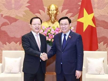 Le Président de l’AN du Vietnam, Vuong Dinh Huê (à droite) et le directeur général des finances du groupe Samsung Park Hark Kyu. Photo : VNA.