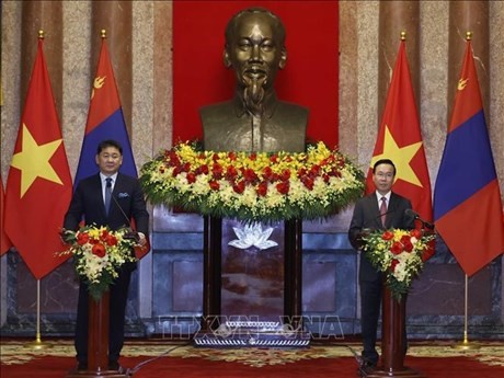 Le Président mongol, Ukhnaagiin Khürelsükh (à gauche), effectue du 1er au 5 novembre une visite d’État au Vietnam, à l’invitation de son homologue vietnamien, Vo Van Thuong. Photo : VNA.