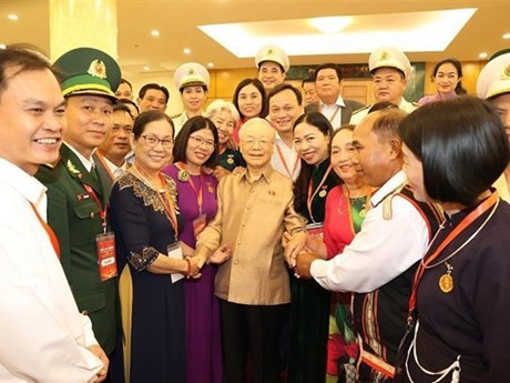 Le SG du PCV, Nguyên Phu Trong (au milieu) rencontre des personnes exemplaires dans le mouvement de suivre l’exemple du Président Hô Chi Minh. Photo : VNA.