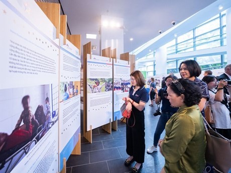 Visiteurs à l'exposition. Photo : ambassade d'Australie au Vietnam.