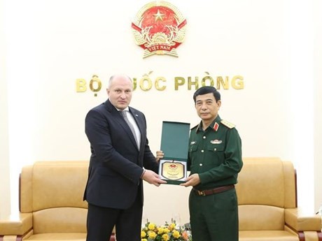 Le général d’armée Phan Van Giang, ministre vietnamien de la Défense (à droite), et le général de corps d’armée Alexandre Viatcheslavovitch Kourenkov, ministre russe des Situations d'urgence. Photo : VNA.