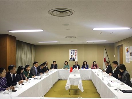 La délégation de Hanoi travaille avec des représentants du Parti libéral-démocrate (PLD) du Japon. Photo : VNA.