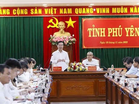 Le Président Vo Van Thuong (debout) s’exprime lors de sa séance de travail avec le comité permanent du Comité du Parti de la province de Phu Yên, le 10 novembre 2023. Photo : VNA.