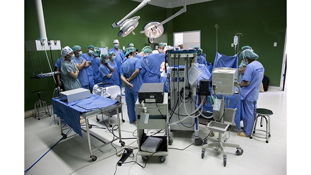 Un cas d'opérations chirurgicales est réalisé à l'hôpital de Viêt Duc. Photo: FTW