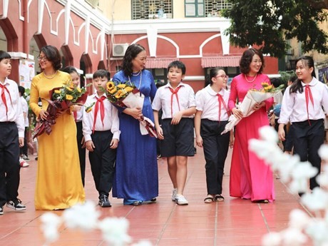 Des élèves qui ont grandi et terminé leur parcours scolaire, mais qui n'oublient pas les enseignants qu’ils ont eu pendant leurs études. Photo : VNA/CVN.