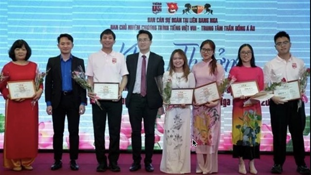 La cérémonie de remise des certificats de mérite aux professeurs de langue vietnamienne en Russie. Photo : VNA.