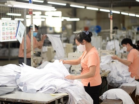 Malgré les perspectives sombres de l'économie mondiale, les exportateurs vietnamiens de fils, de textile-habillement et de chaussures restent optimistes avec les signaux positifs qui se profilent à l'horizon. Photo : VNA.