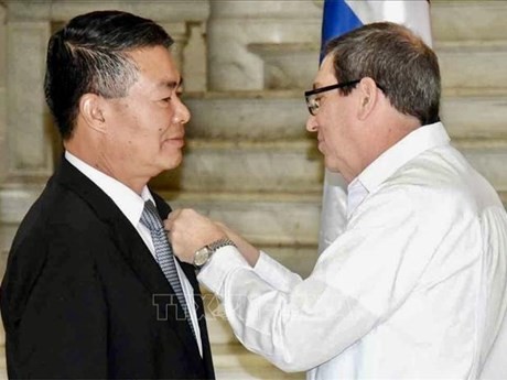 Le ministre cubain des Affaires étrangères, Bruno Rodríguez Parrilla (droite) remet l’Ordre de l'amitié à l'ambassadeur du Vietnam à Cuba Le Thanh Tung. Photo : VNA.