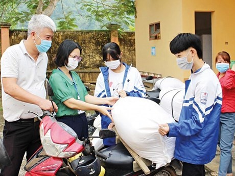 Remise de riz aux élèves des zones particulièrement défavorisées. Photo : Giaoducthoidai.vn