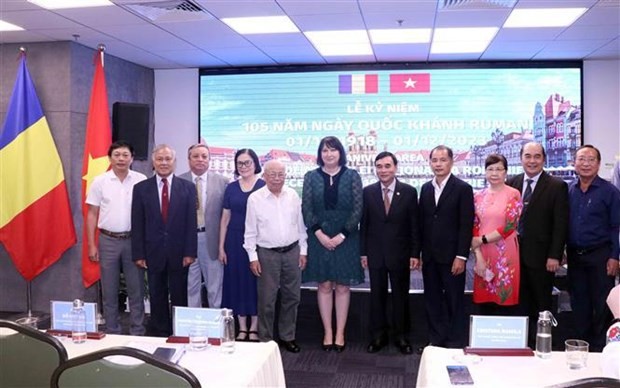 Cristina Romila, ambassadrice de Roumanie au Vietnam, avec des délégués. Photo : VNA.
