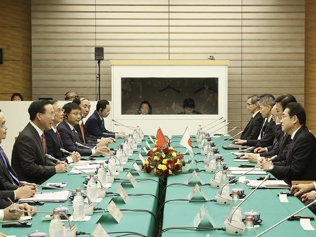 Le Président vietnamien, Vo Van Thuong, s’entretient avec le Premier ministre japonais Kishida Fumio, à Tokyo, le 27 novembre. Photo : VNA.