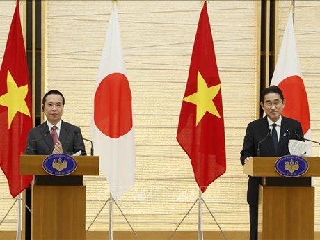 Le Président Vo Van Thuong (à gauche) et le Premier ministre Kishida Fumio lors de leur rencontre avec la presse à l'issue de leurs entretiens. Photo : VNA.