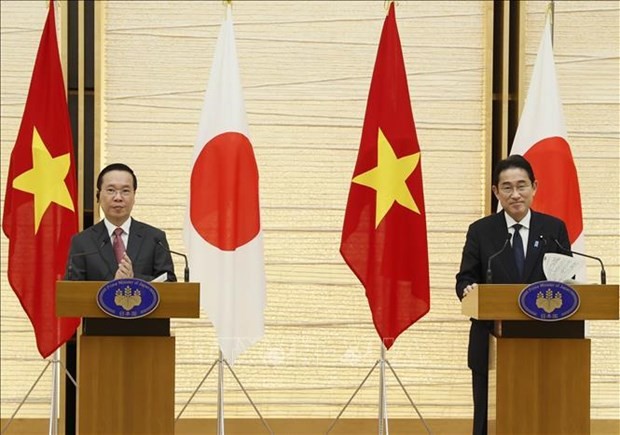 Le Président du Vietnam, Vo Van Thuong (gauche) et le Premier ministre japonais, Fumio Kishida, rencontrent la presse des deux pays à Tokyo. Photo : VNA.