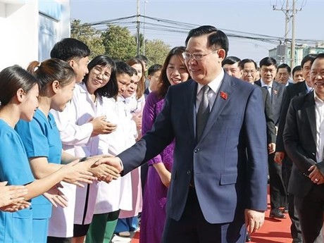 Le Président de l’Assemblée nationale Vuong Dinh Huê à l’Hôpital international La Vie à Vientiane. Photo : VNA.