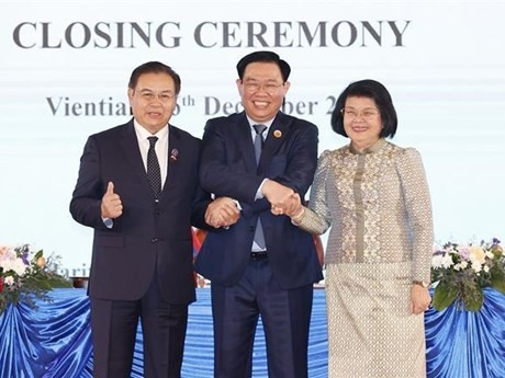 Les trois Présidents de l'AN du Camboge (1ère, à droite), du Vietnam (au milieu) et du Laos (1er, à gauche). Photo : VNA.