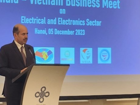 L’ambassadeur d’Inde au Vietnam, Sandeep Arya, s’exprimant lors de l’événement, à Hanoi, le 5 décembre. Photo : VNA.