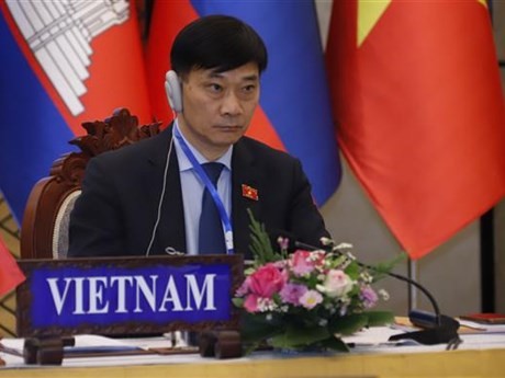 Le président de la Commission économique de l’Assemblée nationale du Vietnam, Vu Hông Thanh, lors de la séance, à Vientiane, au Laos, le 5 décembre. Photo : VNA.