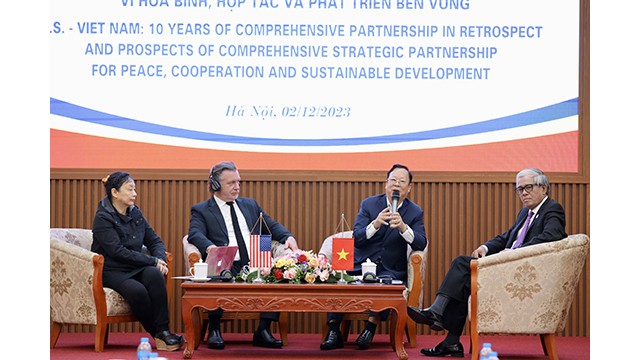 L’ancien président de la VUFO Vu Xuân Hông (2e à partir de la droite), s'exprime lors de la conférence. Photo : thoidai.com.vn