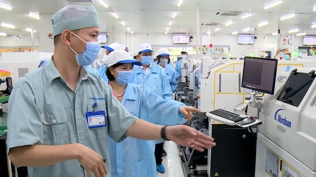 Les dirigeants de la province de Bac Ninh et de compagnie Samsung Vietnam visitent une usine d'information à la compagnie par actions Manutronics Vietnam. Photo : NDEL.