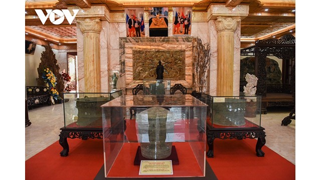 La « jarre en bronze de la culture de Dông Son », reconnue trésor national, est conservée en toute sécurité, placé dans des capots hermétiques. Photo : VOV.