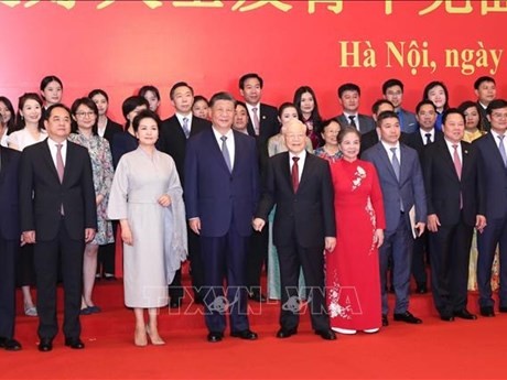 Le Secrétaire général (SG) du Comité central du Parti communiste du Vietnam (PCV), Nguyên Phu Trong, et son épouse, le Gecrétaire général du Comité central du Parti communiste chinois (PCC) et Président de la République populaire de Chine, Xi Jinping, son épouse, et des délégués de la rencontre. Photo : VNA.