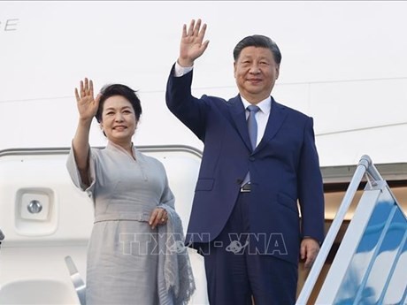 Le Secrétaire Général du Comité central du Parti communiste chinois (PCC) et Président de la République populaire de Chine, Xi Jinping, et son épouse, terminent leur visite au Vietnam. Photo : VNA.