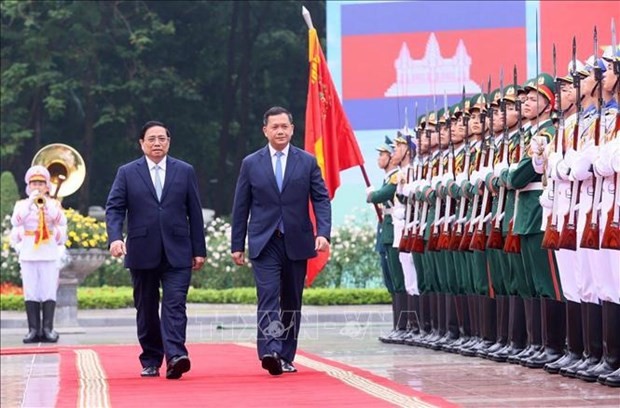 Le Premier ministre vietnamien, Pham Minh Chinh (à gauche) et son homologue cambodgien, Samdech Thipadei Hun Manet. Photo : VNA.