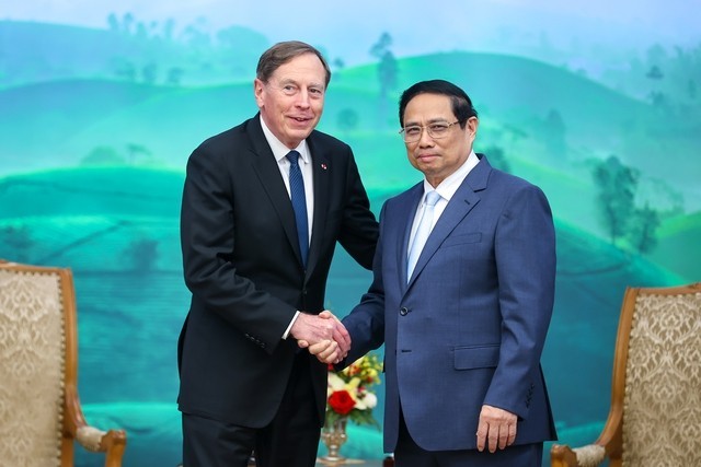 Le Premier ministre vietnamien, Pham Minh Chinh (à droite) et le président du Fonds d’investissement Kohlberg Kravis Roberts, David Petraeus. Photo : VGP.
