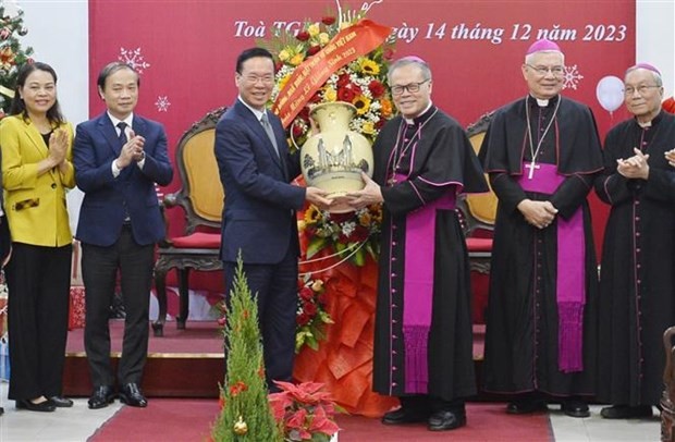 Le Président du Vietnam, Vo Van Thuong, présente ses vœux de Noël 2023 à l’archidiocèse de Huê. Photo : VNA.