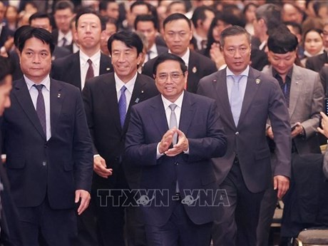 Le Premier ministre Pham Minh Chinh (au milieu) et des délégués au Forum économique Vietnam - Japon à Tokyo. Photo : VNA.