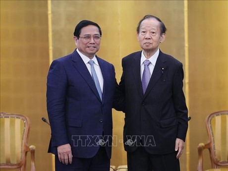 Le Premier ministre Pham Minh Chinh (à gauche) et le président de l’Alliance des Députés d’Amitié Japon – Vietnam, Nikai Toshihiro. Photo : VNA.