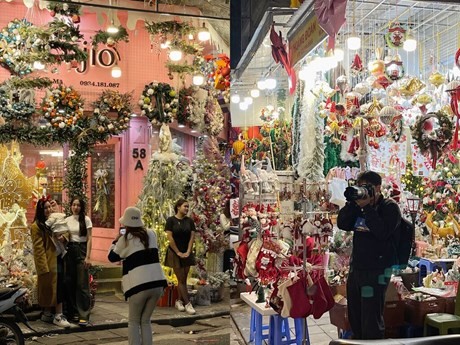 Que ce soit en ligne ou dans les rues, l'atmosphère de Noël est bien présente.Photos : VNA/CVN.