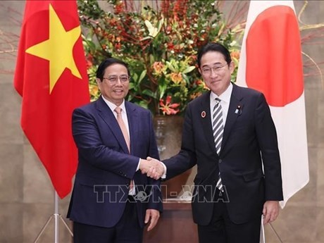 Le Premier ministre Pham Minh Chinh (à gauche) et le Premier ministre japonais, Kishida Fumio. Photo : VNA.