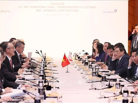Le Premier ministre Pham Minh Chinh assiste à une table ronde avec les principaux groupes économiques japonais sur la transformation verte et les infrastructures sociales. Photo : VNA.