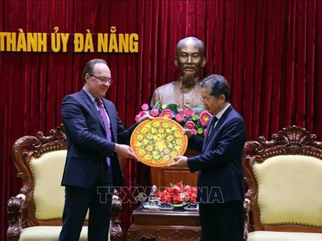 L'ambassadeur de Russie au Vietnam Bezdetko Gennady Stepanovich offre un cadeau au secrétaire du Comité du Parti de Dà Nang, Nguyên Van Quang (à droite). Photo : VNA.